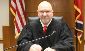 Thẩm phán bị khiển trách vì tự xét xử vụ án mình là bị hại